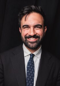 Né en Ouganda, d’origine indienne, Mamdani est arrivé aux États‑Unis à l’âge de sept ans et a été naturalisé en 2018