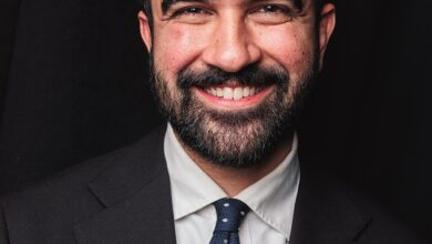 Né en Ouganda, d’origine indienne, Mamdani est arrivé aux États‑Unis à l’âge de sept ans et a été naturalisé en 2018