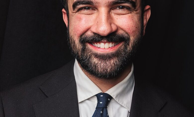 Né en Ouganda, d’origine indienne, Mamdani est arrivé aux États‑Unis à l’âge de sept ans et a été naturalisé en 2018